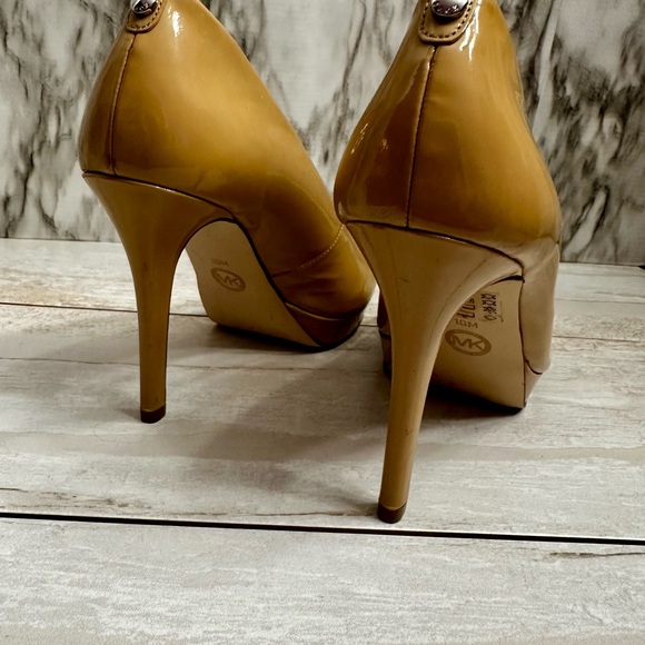 Michael Michael Kors Ionna Nude Beige Patent Leather Round Toe Platform Heels 10 - Picture 14 of 15